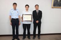 建物火災での迅速な対応を行った高校生を中央消防署長が表彰